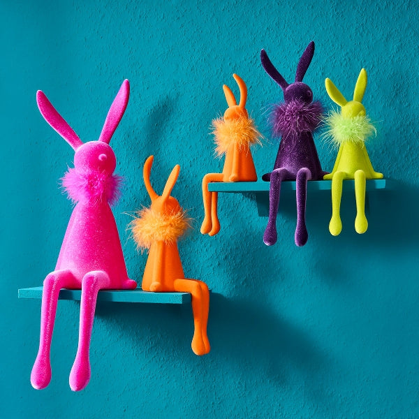 Lapin avec boa en plumes, assis, vert — vue 2