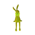 Lapin avec boa en plumes, assis, vert