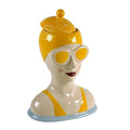 Femme en maillot de bain, jaune
