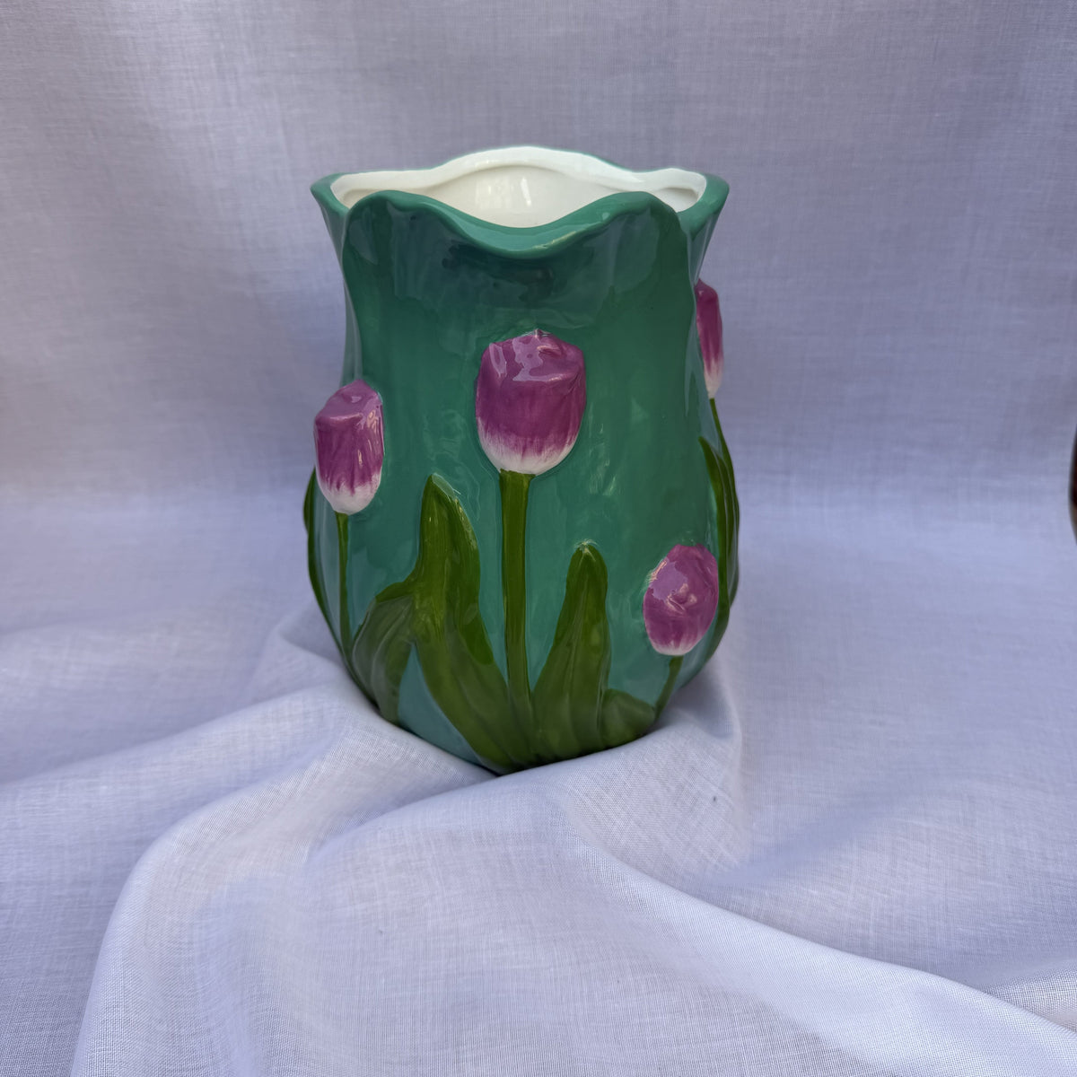 Pichet avec tulipes, bleu