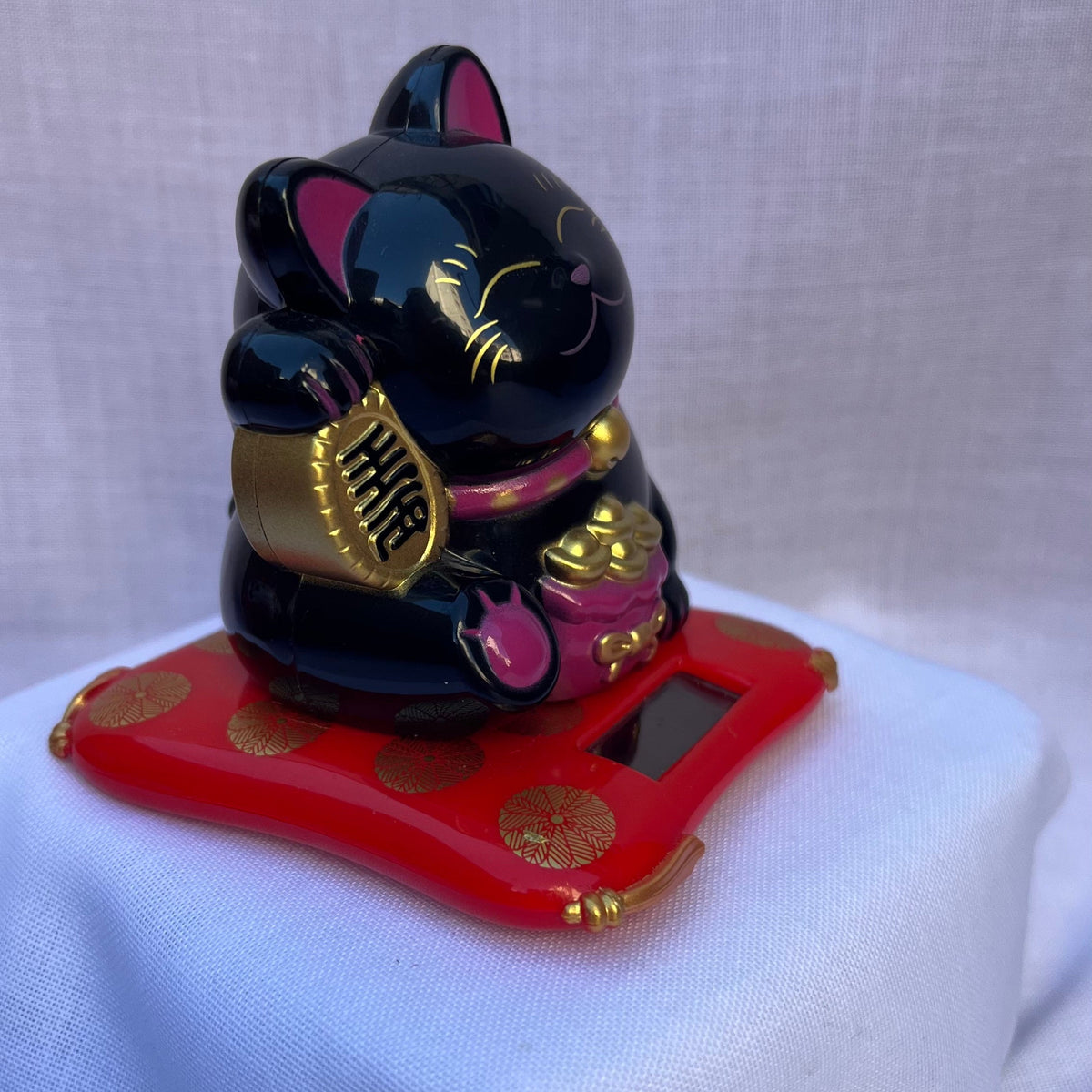 Maneki Neko solaire noir – chat porte-bonheur