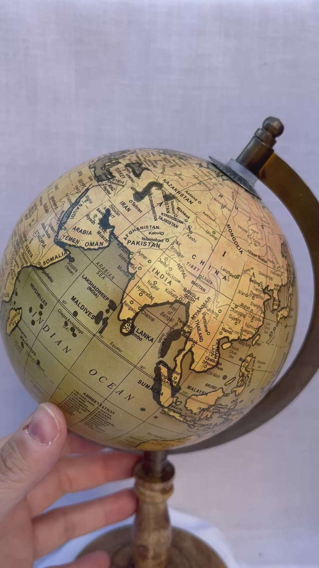 Mappemonde verte vintage sur base brûlée